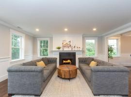 Ultra-Luxurious Home near Boston (Pet-Friendly), holiday home in Waltham