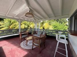 Spacieux haut de villa avec terrasse et jardin, hotel v mestu Les Abymes