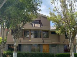 Casa elegante y con terraza, hotel en Arequipa