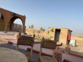 Unforgettable camps agafay, hotel v destinaci Guertsdar