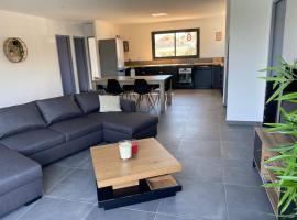 Maison plain-pied 6 couchages, terrasse et piscine, hotel i Caux