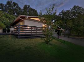 Cheery Modern Retreat near SoCo & Downtown by Lodgewell, cottage in Austin