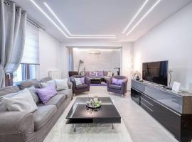 Luminous Luxury House, hotel with parking in Pýli