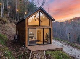 Tiny Cabin in RRG - The Naturalist, seoska kuća u gradu Rogers