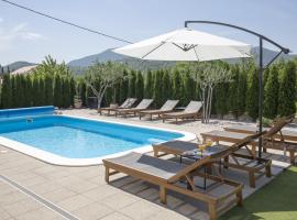Holiday Home EB with Heated Pool, hotel con parking en Gata