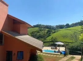 De cara com as montanhas e a 5 min do charmoso centrinho