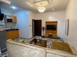 Professional Apt. Spacious Duplex 24/7Power 10 min to Airport, hotell med parkeringsplass i Lagos