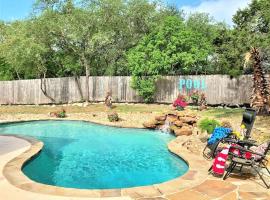 Fun Getaway With Private Pool Boat Ramp and More, hotel in Lago Vista