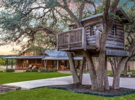 Amazing Hill Country Experience Cabin on 14 Acres, loma-asunto kohteessa Leander