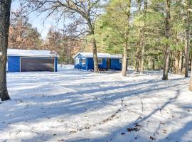 Secluded Cabin about 15 Mi to Castle Rock Lake!, hotel di Adams