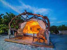 Glamping EcoLodge Cueva De Las Aguilas, луксозен къмпинг в Педерналес