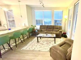 King of Prussia Luxury Escape: 3 Bed 2 Bath Oasis in Vibrant Town Center!, hotel in King of Prussia