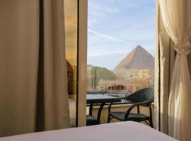 Royal pyramids residential, hotell i Ghaţāţī