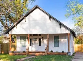 New Charming 2-Bedroom Home Minutes to Downtown