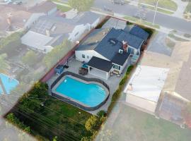 Hollywood Dream pool home & king beds, hotel v Los Angeles