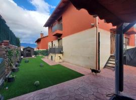 Chalet entero en La Rioja, family hotel in Briones