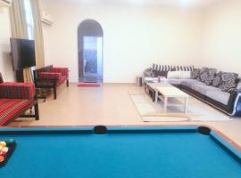 sunset villa, מלון עם חניה בMargham