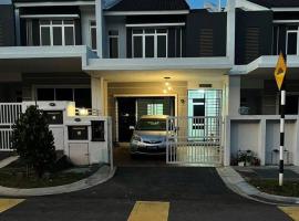 Home at Kota Puteri, отель с парковкой в городе Batu Arang
