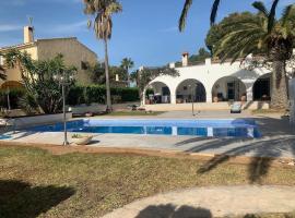VILLA LOS TRES SOLES, hotel in Les tres Cales
