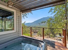 Views, Hot Tub, Outdoor Shower, 15m from Sequoia, hotel dengan tab panas di Three Rivers
