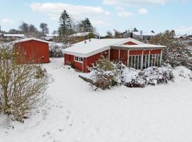 Nice Home In Bog By With 3 Bedrooms, feriehus i Bogø By
