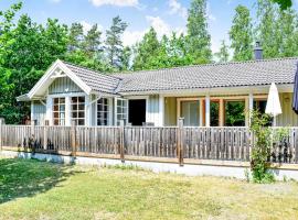 Gorgeous Home In K&ouml;pingsvik With Sauna, hotel con hidromasaje en K&ouml;pingsvik