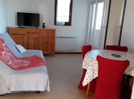 appt 2 ou 4 personnes avec piscine, tennis et parking privé