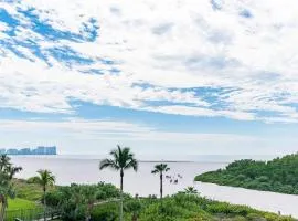 Updated 2 Bed Condo Offering Long Beach Views From Balcony