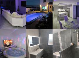 magnifique villa avec piscine et spa, hotel econômico em Merville