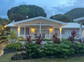 The Lane Rodney Bay is a newly renovated 3 bedroom house in the heart of Rodney Bay, home，洛德尼灣村的小屋