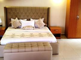 Roses Regency Hotel, ξενοδοχείο κοντά στο Διεθνές Αεροδρόμιο Nnamdi Azikiwe  - ABV, Αμπούζα