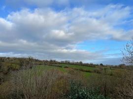 Honicombe Birds Eye View Tamar 37, hotel in Callington