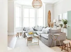 The Beach House Sleeps 20 & 4 mins to the beach