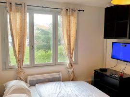 Le Cosy, charmant studio, hotel with parking in Feyzin