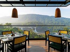 Flora Misty Falls Athirappilly, hotel with pools in Athirappilly