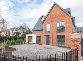 Luxury 4-bed home with club room, hotell i Wilmslow