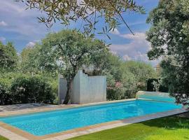 Villa de charme avec piscine 5 min d'Avignon, hotel en Les Angles