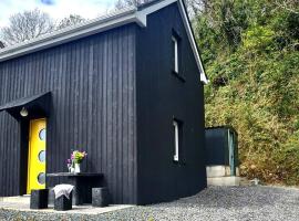 Unique restored barn with stove, hotel din Killybegs