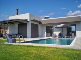 Nostos Luxury Villas with Private Pool in Nafpaktos, mökki kohteessa Náfpaktos