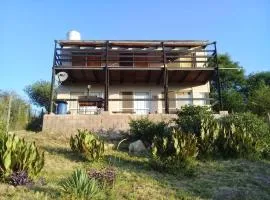 Casa Hebe - En las sierras de Córdoba - cuenta con tres habitaciones y capacidad para 8 personas, tranquila con increibles vistas