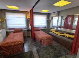 TRIPLE ROOM met 1 of 2 aparte bedden en extra slaapbank, hotel with parking in Gullegem