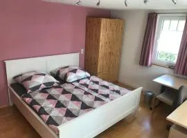 Ferienzimmer Oelhaf Zimmer in Rosé Self Check-In mit Key-Tresore