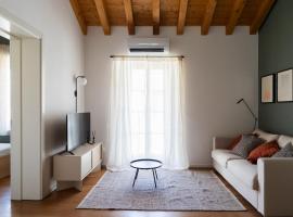 Private Parking, Two Bedrooms & Two Bathrooms - Elegant Apartment in Old Town, hotel en Udine