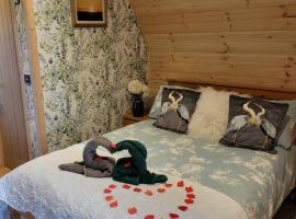 Beautiful Glamping Pod with Central Heating, Hot Tub, Garden, Balcony & views - close to Cairnryan - The Herons Nest by GBG, kamp u gradu 'Glenluce'