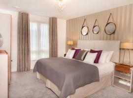 Stylish and central two bedroom & two bathroom apartment with free parking, hotel in Bath