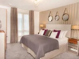 Stylish and central two bedroom & two bathroom apartment with free parking