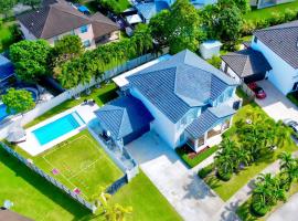 Miami Luxury Villa Heated Pool & Pool Table 5BD 4BR, cottage in Miami