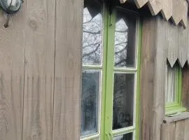 Cabane perchée de Lys dans les chênes verts et le micocoulier
