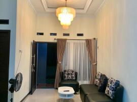 Guest House / Homestay Bukit Mutiara Residence, hotel with parking in Ngingas