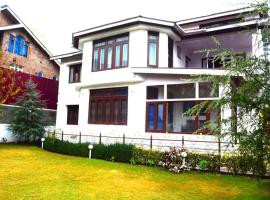 Feather Stays - 4 BHK Apartment in a Villa, cabin in Srinagar